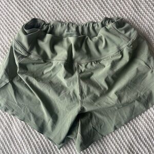 Athleta green “run with it 3.5” short”